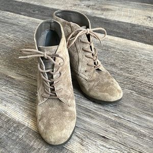 White Mountain heeled booties, Suade Leather. Size 8, tan color